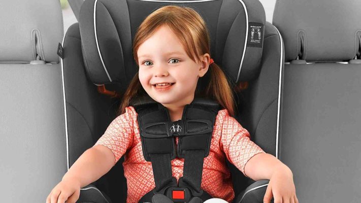 ลูกน้อยนั่งบนคาร์ซีทที่ติดตั้งด้วยระบบ Isofix